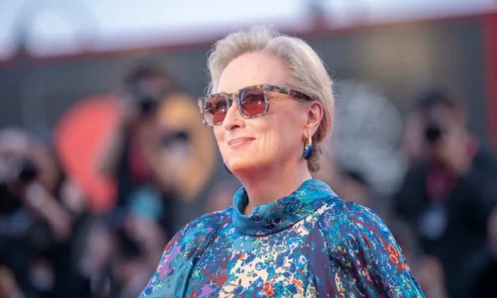 meryl-streep-revive-miranda-priestly-em-desfile-da-dolce-&-gabbana-na-semana-de-moda-de-milao-para-o-diabo-veste-prada-2