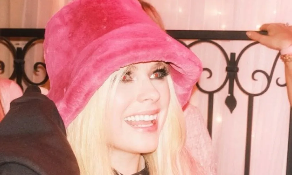 avril-lavigne-launches-complicated-wine-and-shines-in-show-with-billy-idol