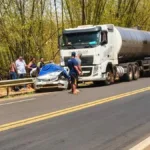 condutora-de-carro-fica-ferida-apos-acidente-com-carreta,-em-mineiros