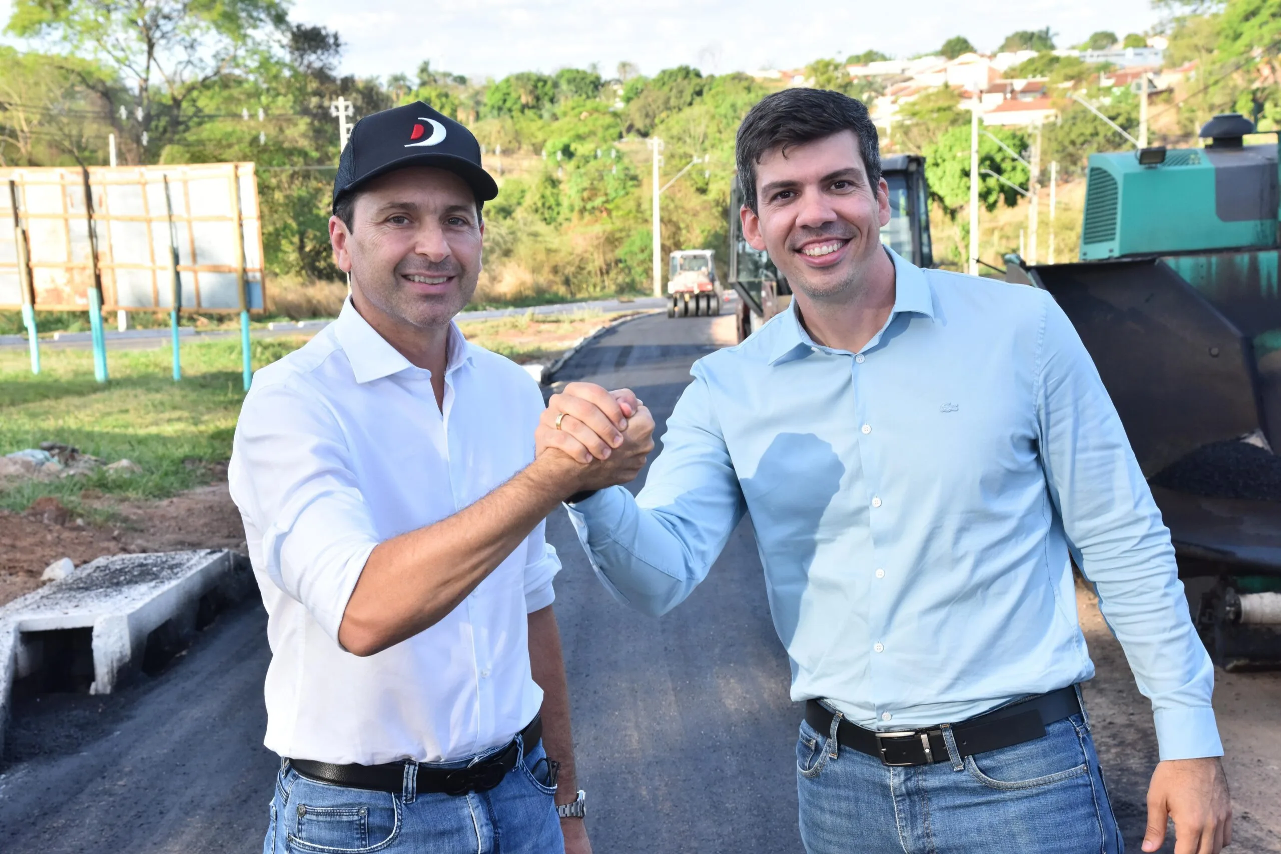 vilela-e-pedro-sales-acompanham-avanco-de-ponte-e-recapeamento-de-65-avenidas-em-aparecida