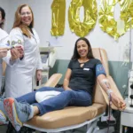 Doadora de sangue &eacute; homenageada ap&oacute;s completar 100 doa&ccedil;&otilde;es no Hemorio