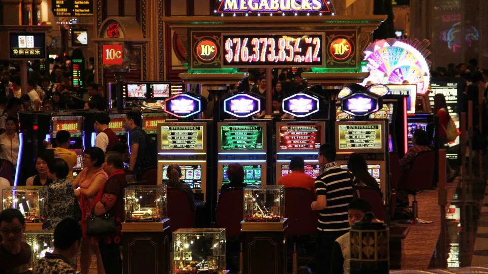 Governo do RJ autoriza máquinas de apostas e credencia empresa com familiares de bicheiros