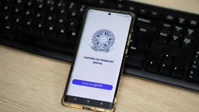 Desemprego recua a 5,6% até julho e renova mínima da série histórica