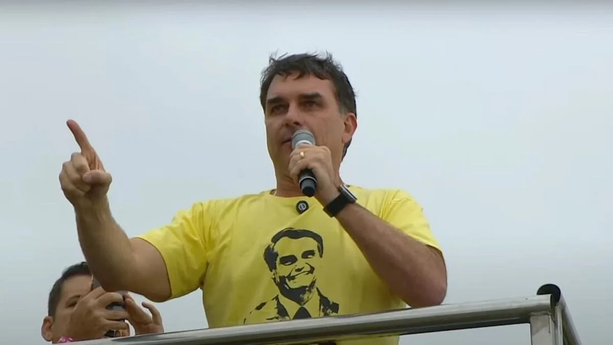 flavio-bolsonaro-pede-que-eua-ataquem-barcos-no-rio
