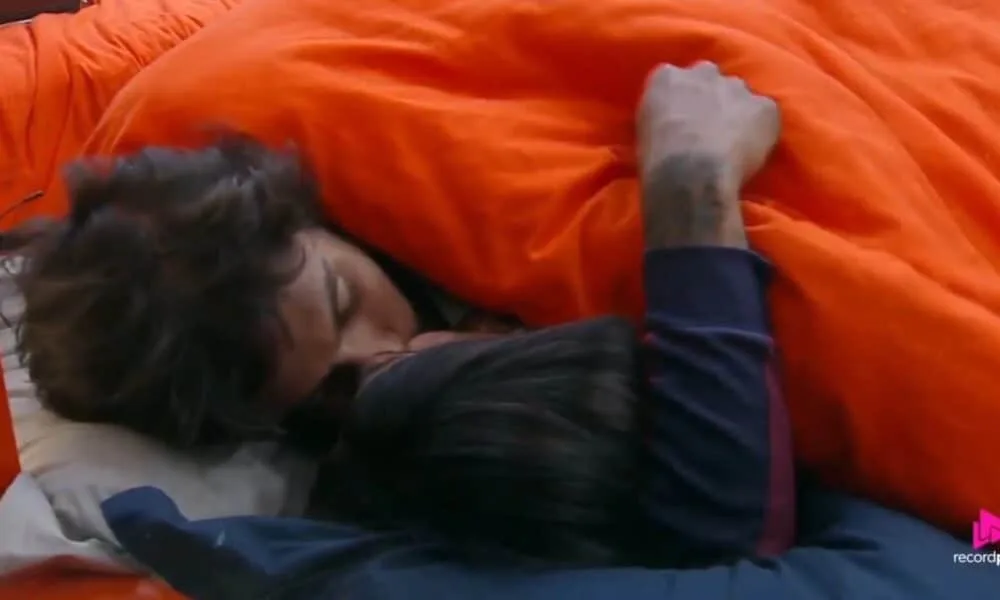 michelle-barros-e-shia-phoenix-trocam-primeiro-beijo-em-a-fazenda-17-apos-semanas-de-flerte-na-sede-de-itapecerica