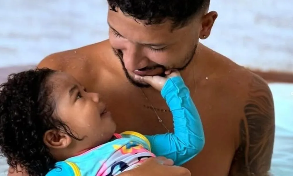 yuri-lima-compartilha-cliques-ineditos-de-nala-em-piscina-apos-separacao-de-iza