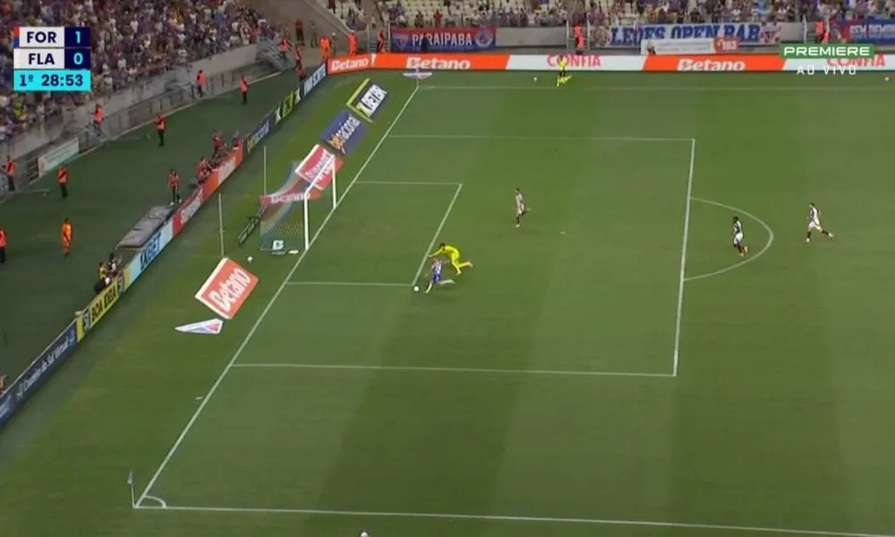 breno-lopes-marca-gol-anulado-por-impedimento-apos-driblar-rossi-em-jogo-acirrado-contra-o-flamengo