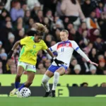 apos-comeco-avassalador,-brasil-sofre-com-expulsao,-mas-garante-vitoria-sobre-campea-europeia-inglaterra-por-2-a-1