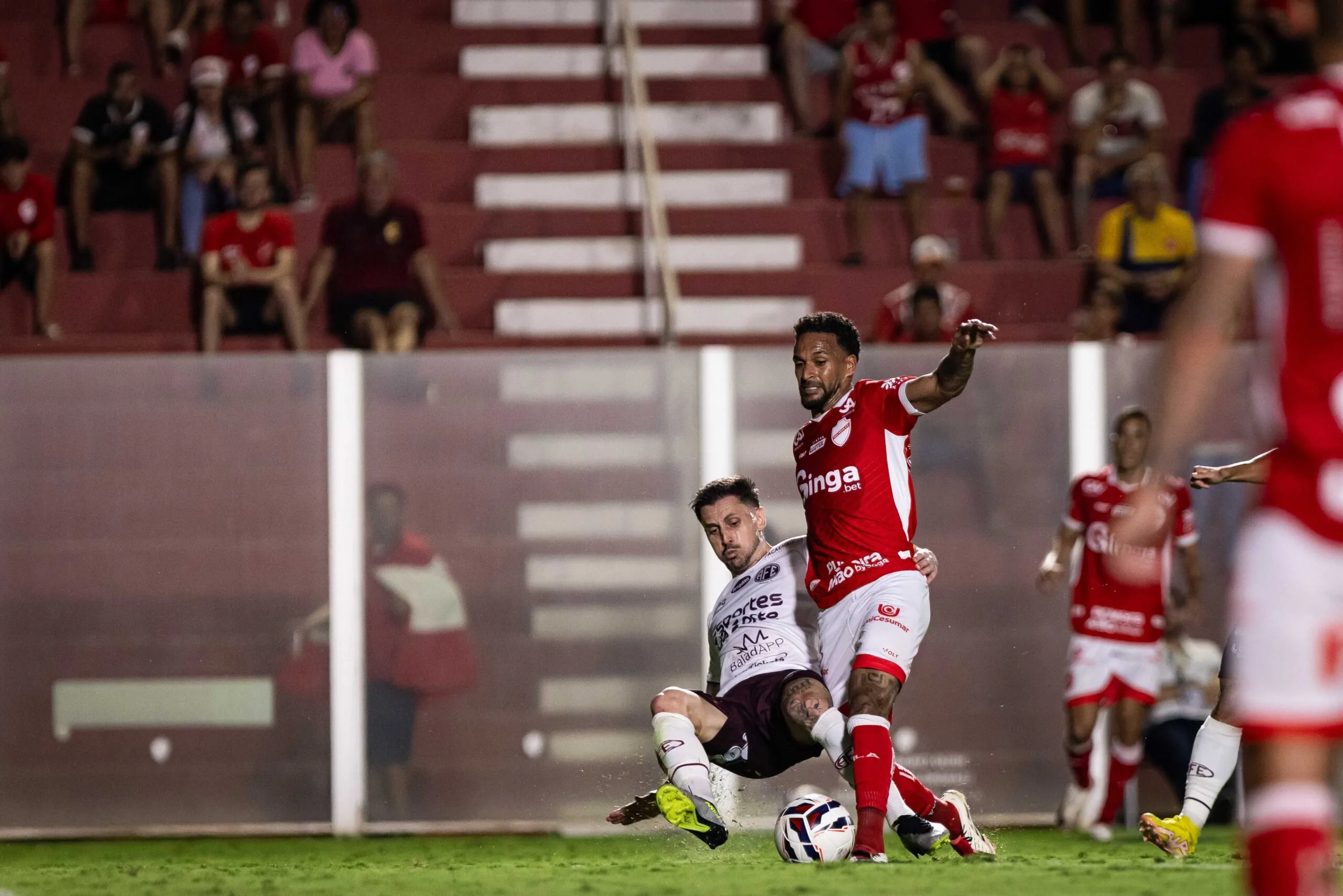 vila-nova-abre-dois-gols-de-vantagem,-mas-leva-empate-da-ferroviaria-em-casa