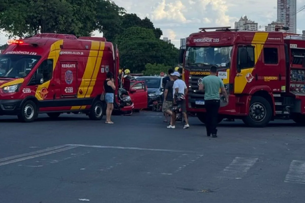 acidente-com-4-carros-e-2-motocicletas-deixa-6-feridos-no-jardim-america,-em-goiania