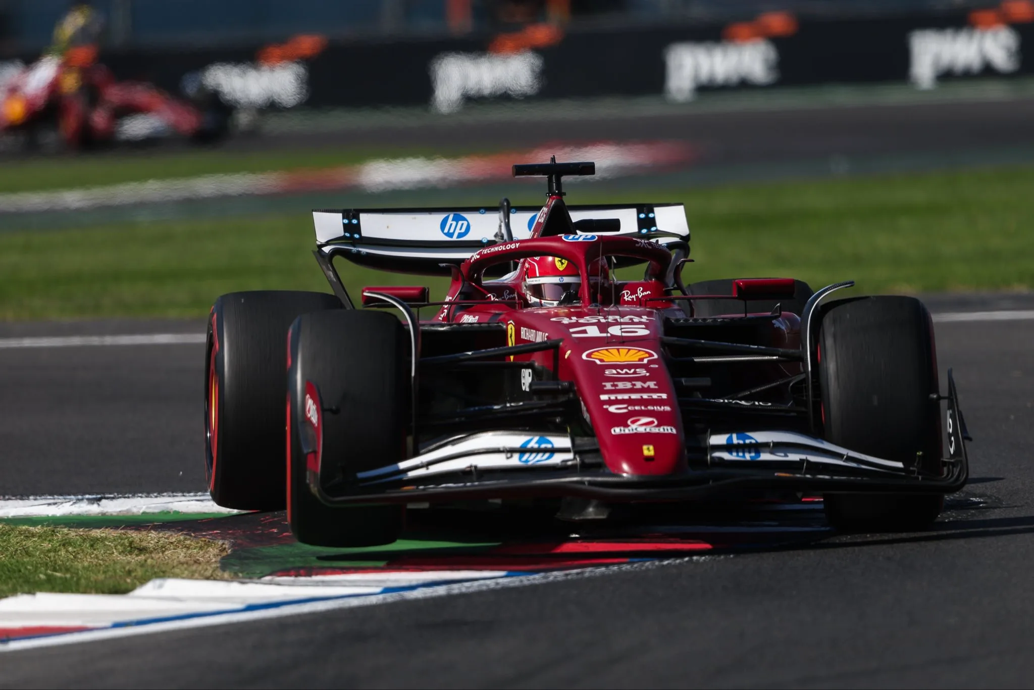 ferrari-completa-um-ano-sem-vencer-na-formula-1