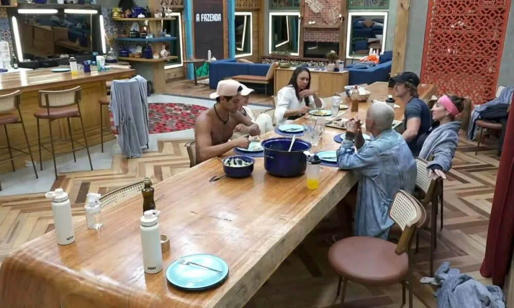 invasao-de-carro-de-som-em-a-fazenda-17-causa-corte-no-sinal-da-record-em-sao-paulo