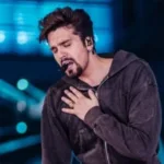 luan-santana-faz-careta-engracada-ao-corrigir-erro-de-voz-guia-em-dvd-de-18-anos-de-carreira