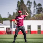 apresentado,-louzer-fala-em-resgatar-confianca-de-jogadores-do-vila-nova-em-reta-final-da-serie-b