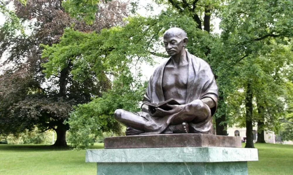 gandhi-jayanti-2025-celebra-156-anos-de-legado-de-paz-e-resistencia