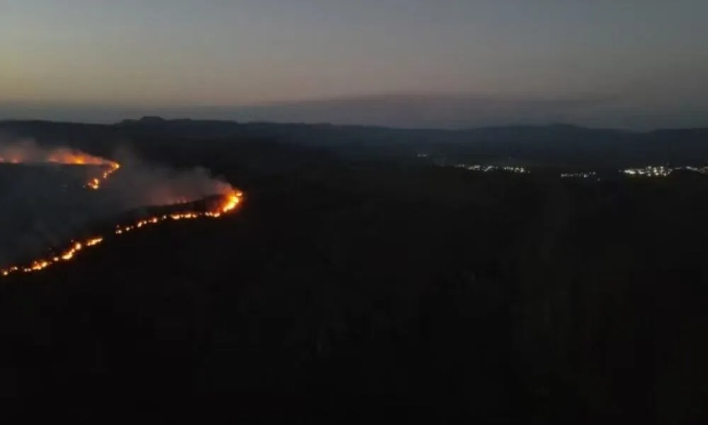 bombeiros-e-brigadistas-combatem-incendio-em-cavalcante-para-proteger-chapada-dos-veadeiros