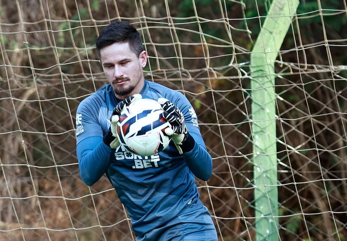 “agora-e-entender-o-campeonato-e-buscar-fora-de-casa-o-que-deixamos-escapar-em-casa”,-diz-o-goleiro-tadeu,-do-goias