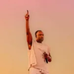 cantor-thiaguinho-celebra-decada-da-tardezinha-e-paternidade-recente-com-filho-bento