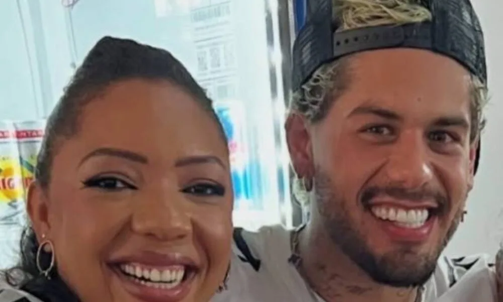 ze-felipe-presenteia-baba-carina-costa-com-vestido-de-noiva-em-cha-surpresa-em-goiania