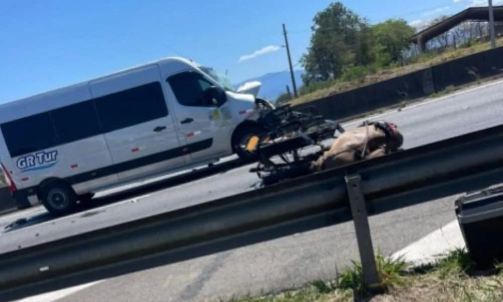 dutra-agora:-acidente-com-moto,-van-e-cavalo-para-transito-na-entrada-de-lorena-na-dutra-neste-domingo-(5)