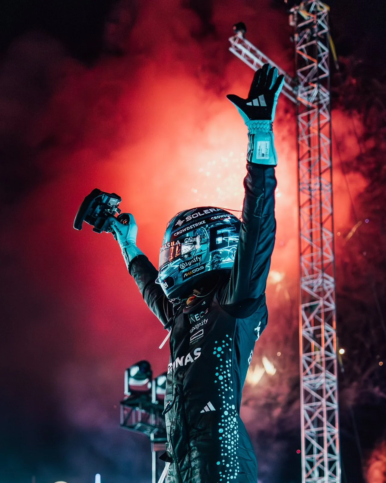 russell-domina-gp-de-singapura-e-mclaren-leva-titulo-do-mundial-de-construtores