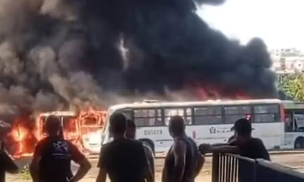 incendio-atinge-onibus-em-garagem-na-pavuna-e-provoca-transito-na-via-light-no-rio