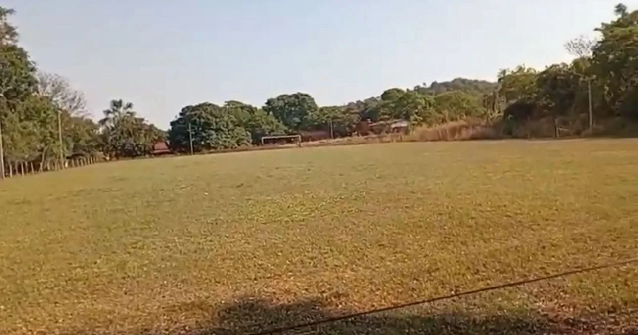 pirenopolis:-moradores-lutam-contra-padre-na-justica-para-manter-campo-de-futebol-de-60-anos