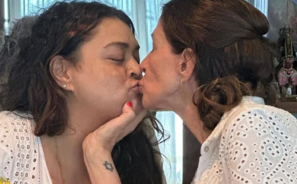 flora-gil-desmente-rumores-de-venda-de-mansao-de-preta-gil-por-filho-herdeiro-no-rio