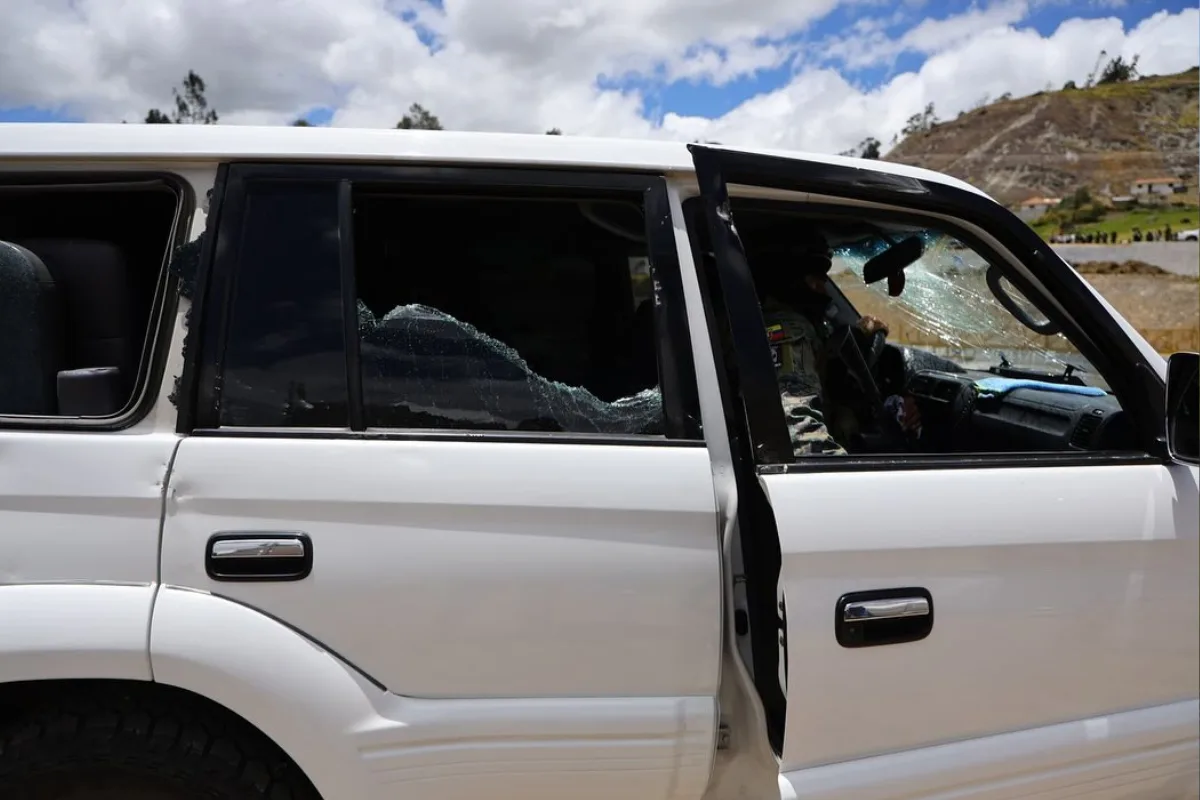 carro-do-presidente-do-equador-e-atacado,-e-cinco-sao-detidos