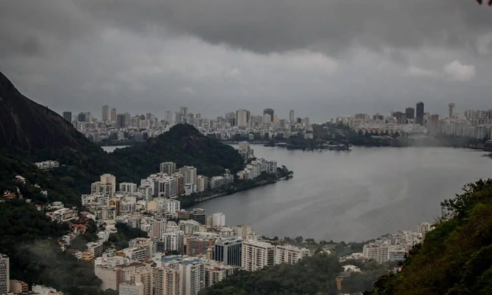 rio-tem-dia-nublado-e-chuva-com-frente-fria;-maxima-nao-passa-de-23°c
