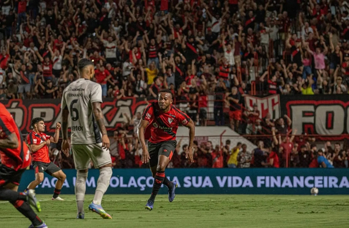 atacante-maranhao-comemora-primeiro-gol-com-a-camisa-do-atletico-goianiense
