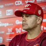 “olhar-para-o-proximo-jogo-e-se-preparar-bem”,-reforca-louzer-apos-empate