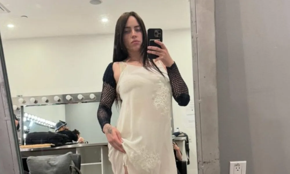 billie-eilish-falls-after-fan-pulls-her-at-miami-show