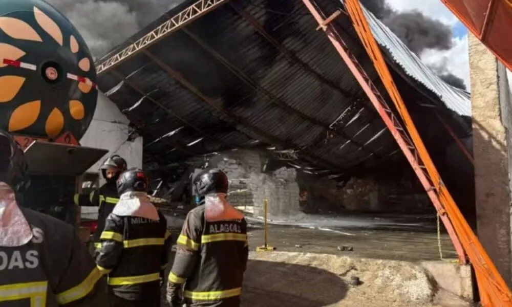 incendio-de-grandes-proporcoes-evacua-ultraplast-e-fecha-vias-no-distrito-industrial