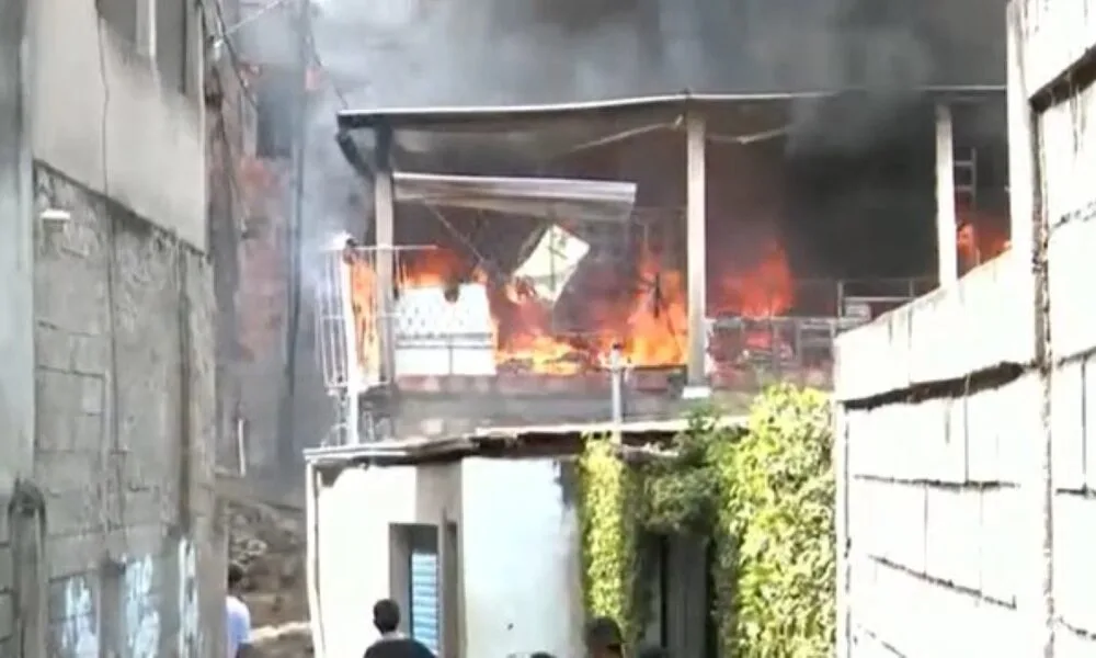 incendio-se-espalha-de-galpao-de-reciclaveis-para-casas-e-fios-eletricos-na-regiao-oeste-de-bh