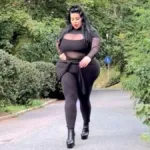 modelo-que-busca-ter-o-‘maior-bumbum-do-mundo’-relata-dificuldades-no-dia-a-dia:-“preciso-de-dois-assentos”