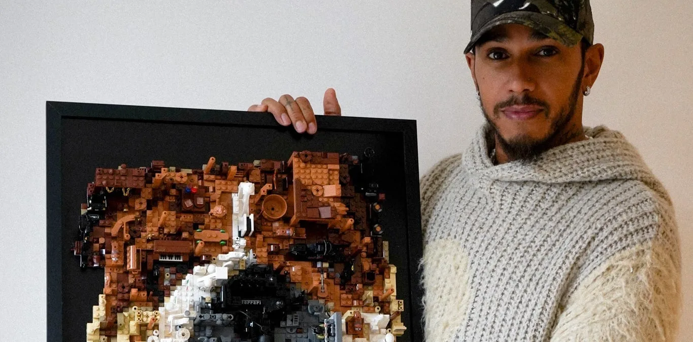 lewis-hamilton-ganha-quadro-feito-de-lego-em-homenagem-ao-cao-roscoe
