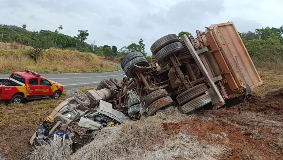 motorista-morre-apos-caminhao-tombar-na-go-417,-em-aurilandia