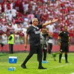 com-mancini-balancando,-helio-dos-anjos-entra-no-radar-do-goias,-diz-imprensa-pernambucana