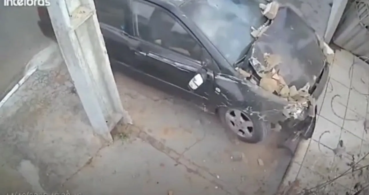 motorista-foge-apos-carro-invadir-casa-e-destruir-muro-em-goiania