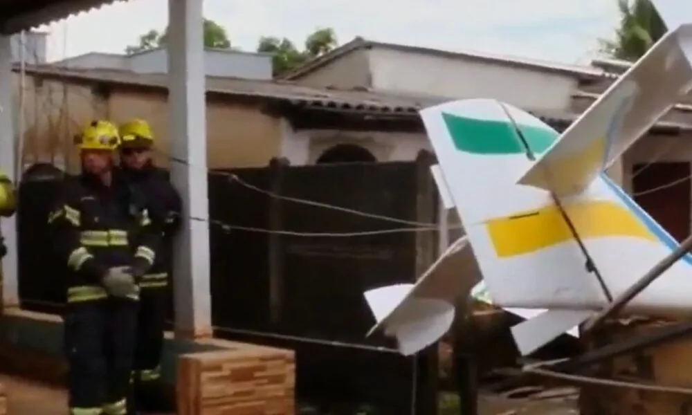 aviao-cai-sobre-casa,-em-goiania:-aviao-experimental-de-2008-colide-com-telhado-de-casa-no-setor-santos-dumont-e-mobiliza-bombeiros