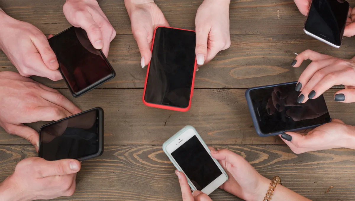 loja-de-celulares-faz-campanha-para-consertar-aparelhos-de-graca,-em-ipora