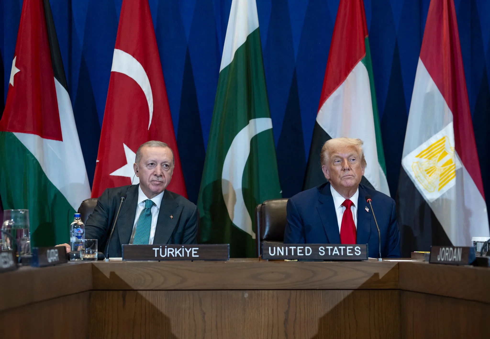 sem-netanyahu,-trump-assina-acordo-de-cessar-fogo-em-gaza-com-lideres-arabes-no-egito