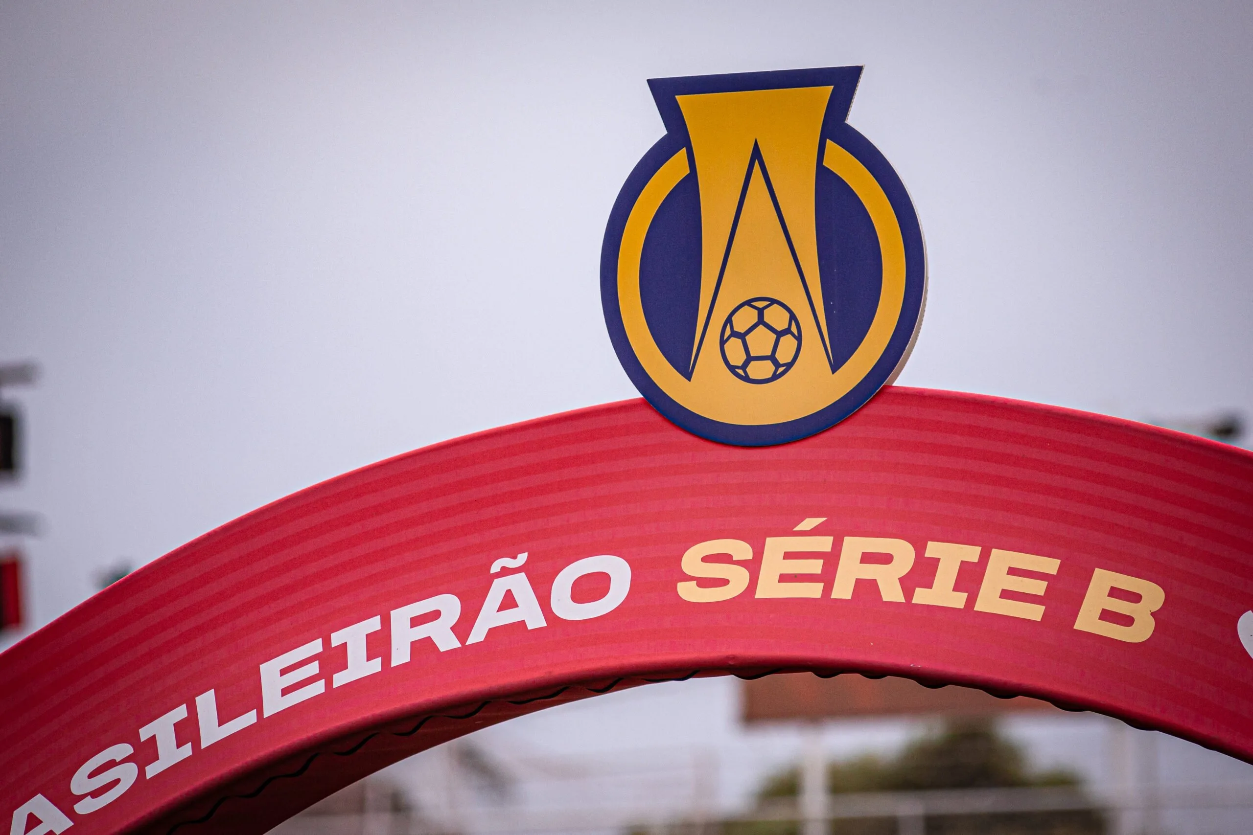 mandante-ou-visitante?-veja-como-goias,-vila-nova-e-atletico-se-saem-na-serie-b