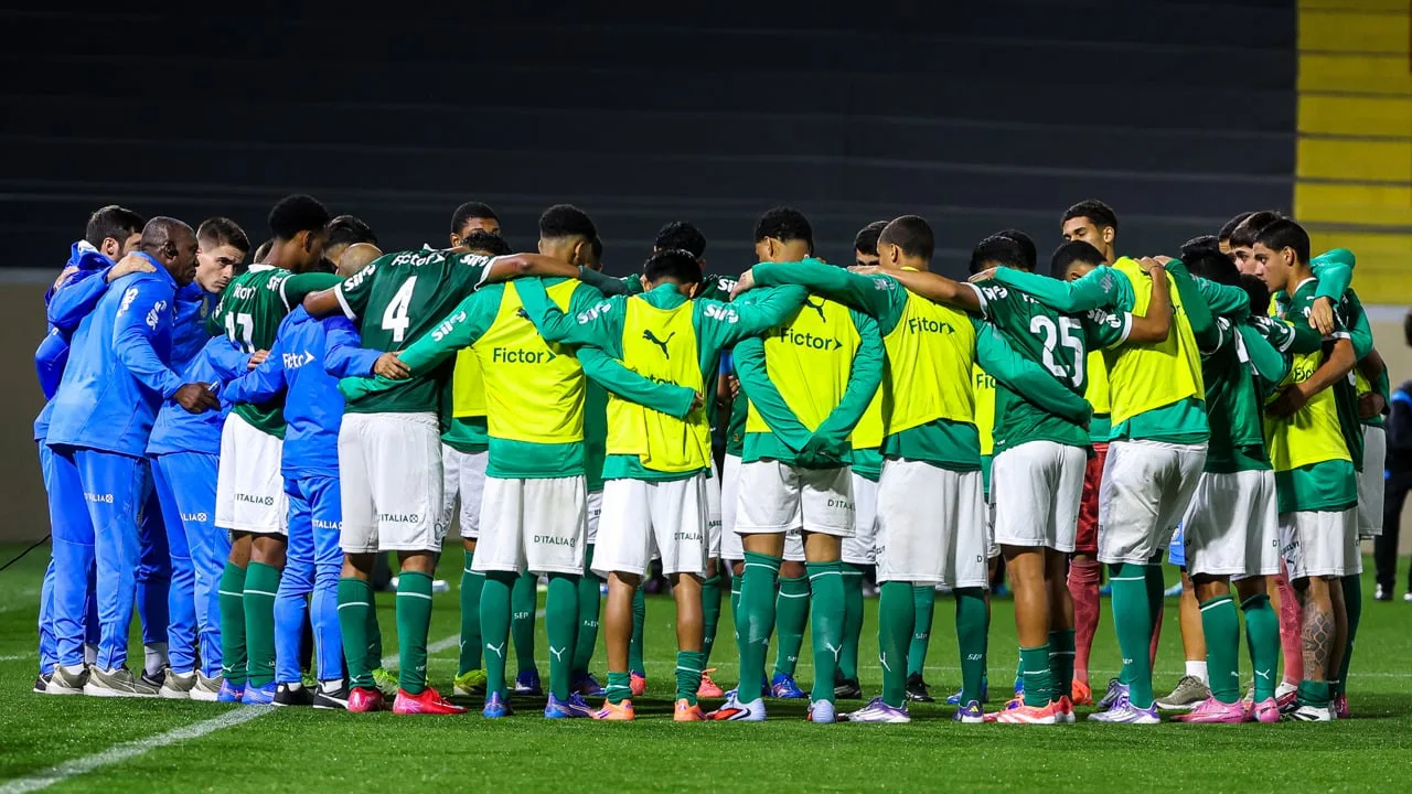 por-questoes-disciplinares,-palmeiras-afasta-time-sub-17-e-jogara-paulista-da-categoria-com-o-sub-16