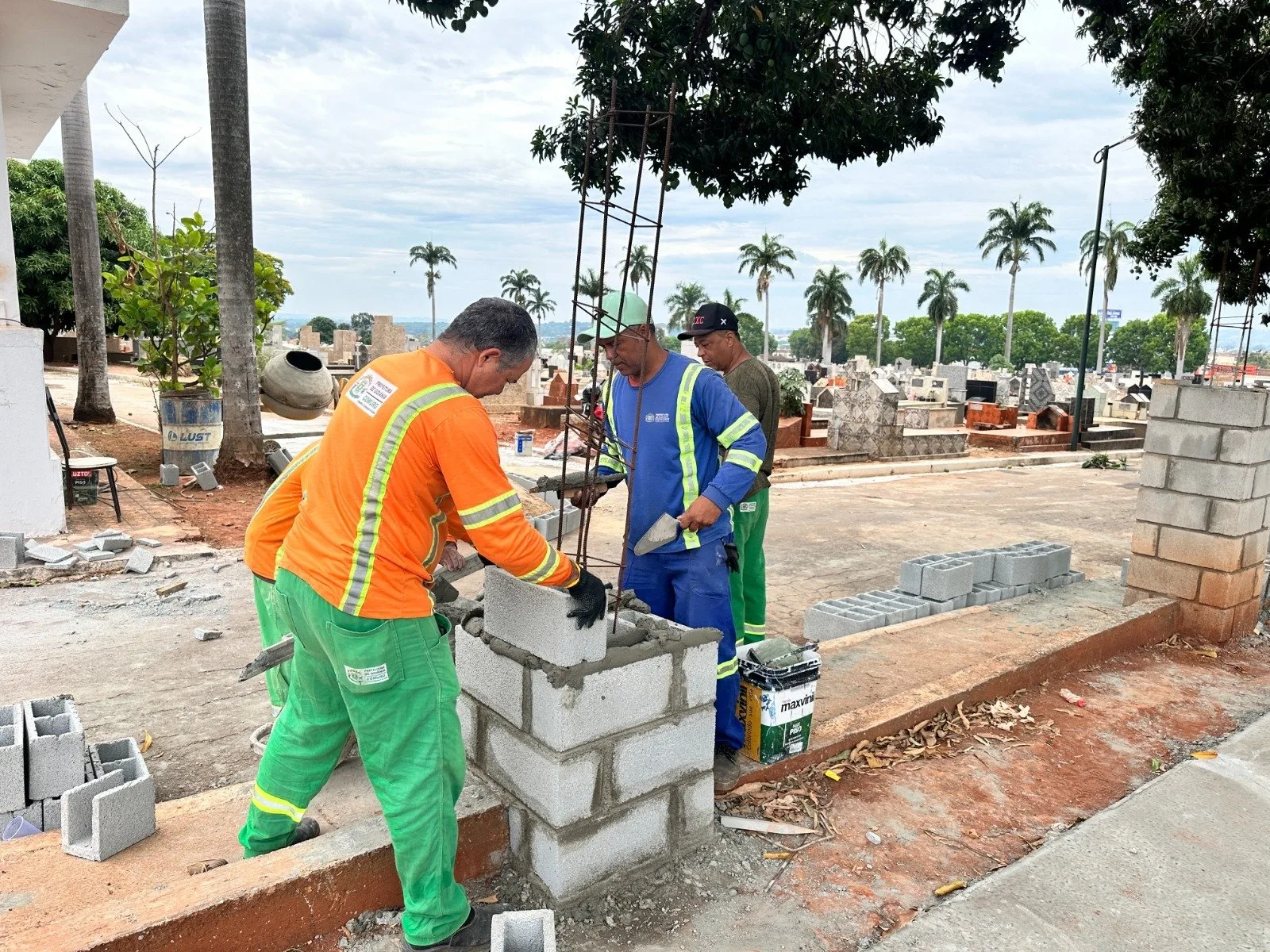 mabel-garante-retomada-das-obras-do-muro-do-cemiterio-parque