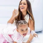 bruna-biancardi-e-mavie-exibem-bolsas-de-luxo-da-miu-miu-de-r$-13-mil-em-jogo-do-santos-na-vila-belmiro