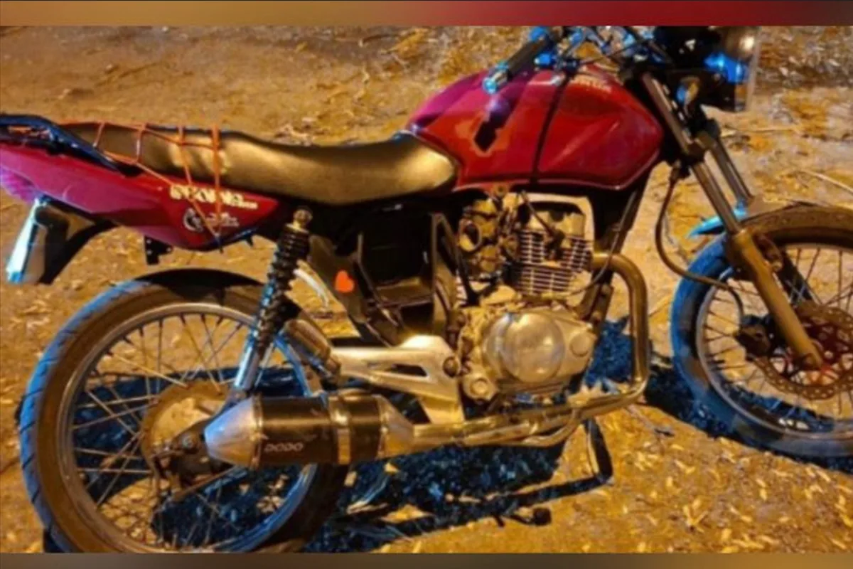 adolescente-e-apreendido-apos-empinar-moto-e-colidir-com-viatura-da-pm-em-jaragua