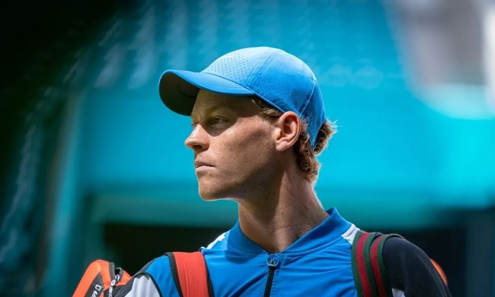 sinner-atropela-carlos-alcaraz-e-garante-o-titulo-do-six-kings-slam