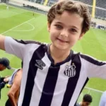 anthony-milani,-de-7-anos,-vence-retinoblastoma-e-ganha-protese-com-escudo-do-santos-para-encontrar-neymar